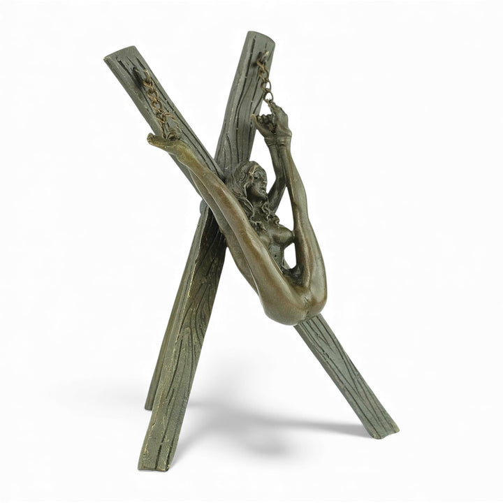 Escultura erótica de bronce de figura femenina suspendida en bondage