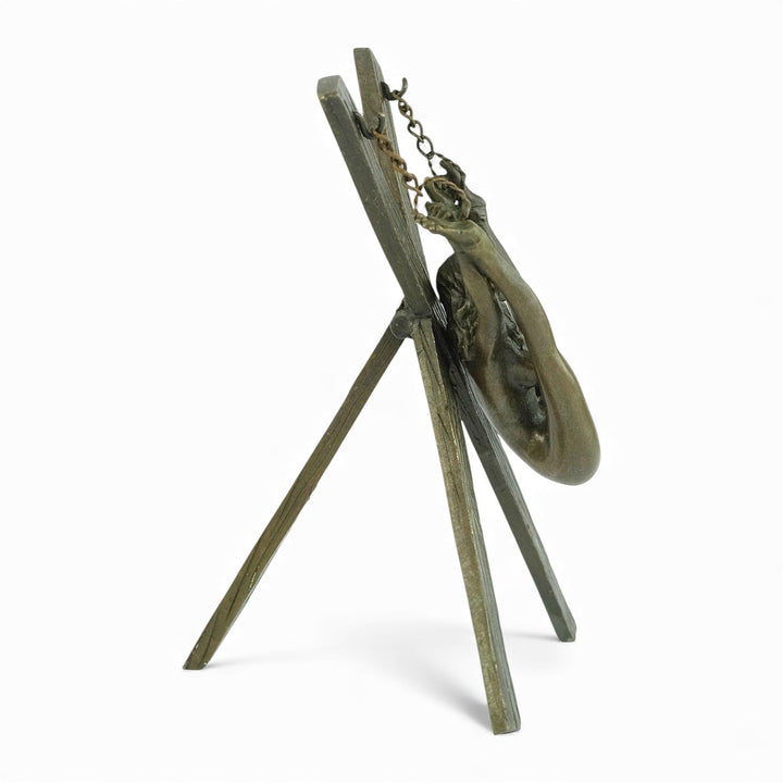 Escultura erótica de bronce de figura femenina suspendida en bondage