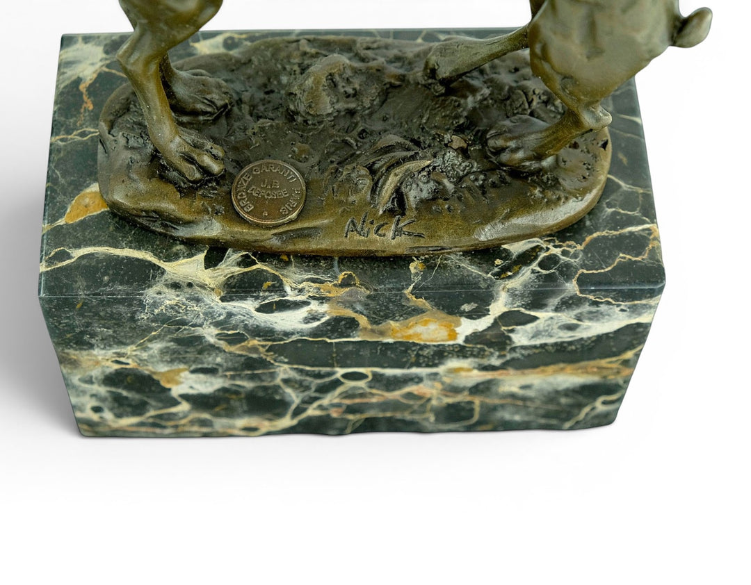 Escultura de bronce de dos liebres boxeadoras