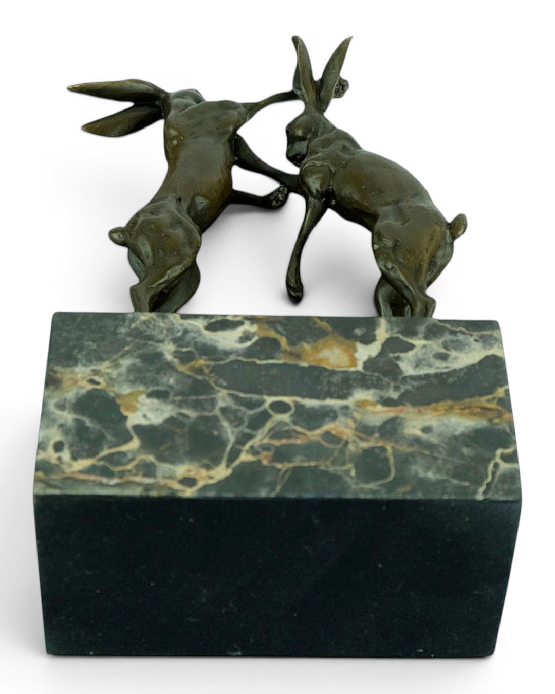 Escultura de bronce de dos liebres boxeadoras