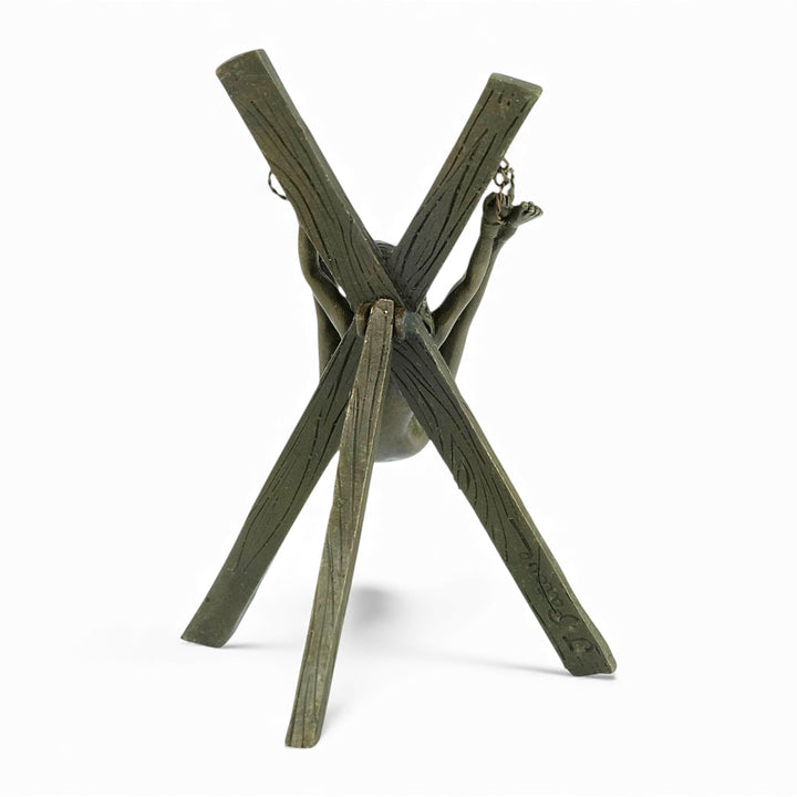 Escultura erótica de bronce de figura femenina suspendida en bondage