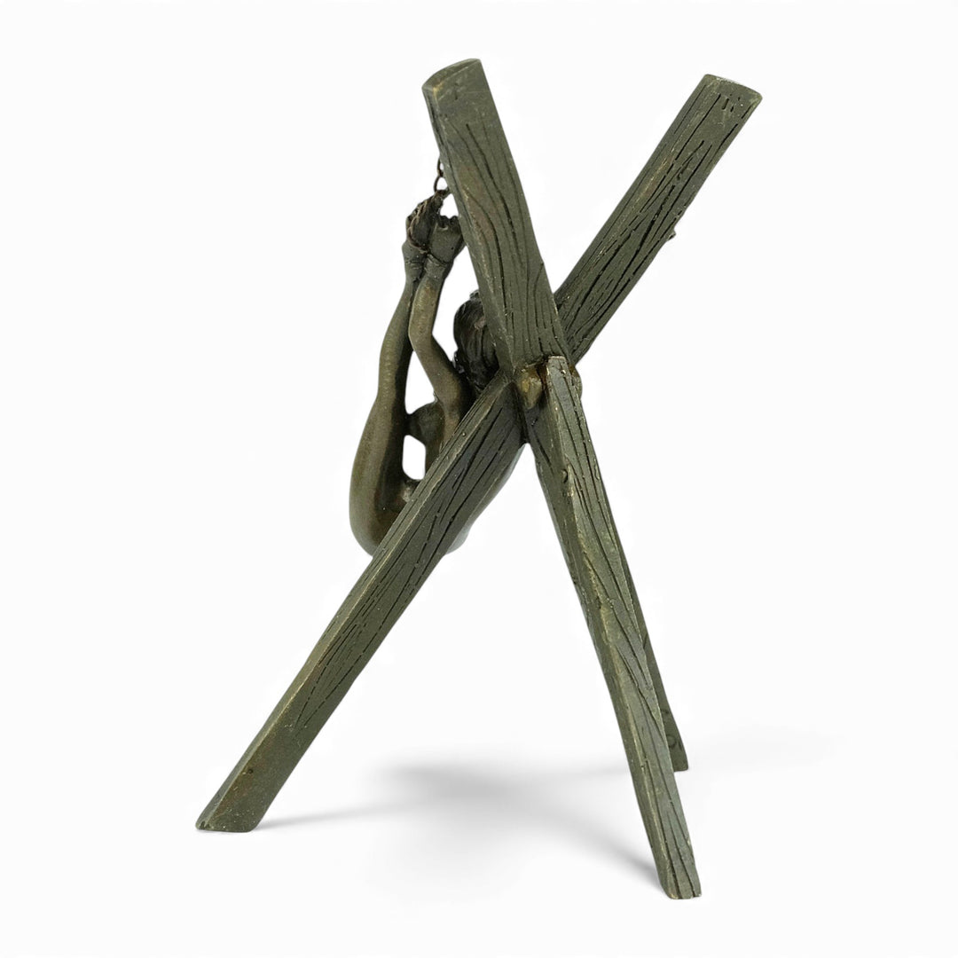 Escultura erótica de bronce de figura femenina suspendida en bondage
