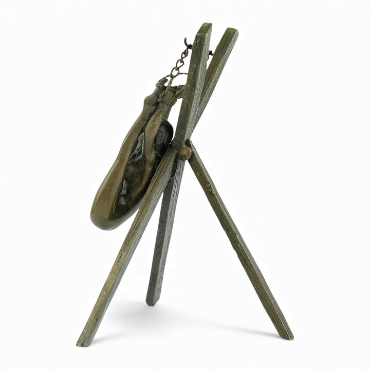 Escultura erótica de bronce de figura femenina suspendida en bondage