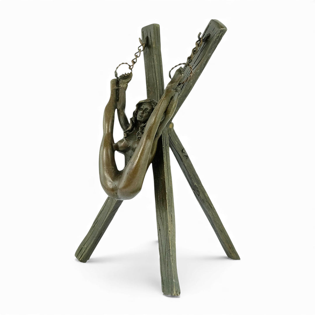 Escultura erótica de bronce de figura femenina suspendida en bondage