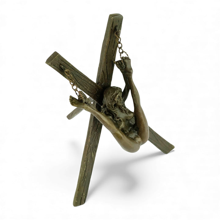Escultura erótica de bronce de figura femenina suspendida en bondage