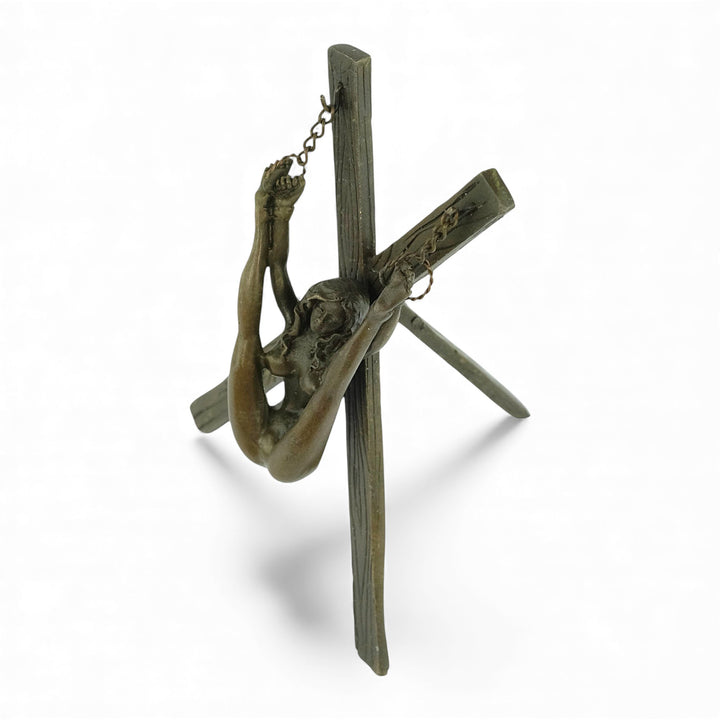Escultura erótica de bronce de figura femenina suspendida en bondage