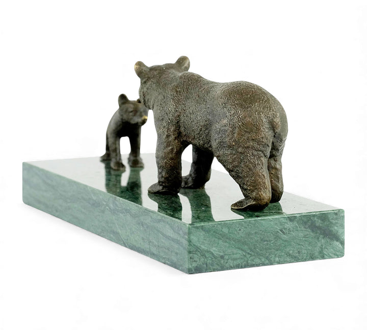 Escultura de bronce de una osa grizzly alimentando a su osezno