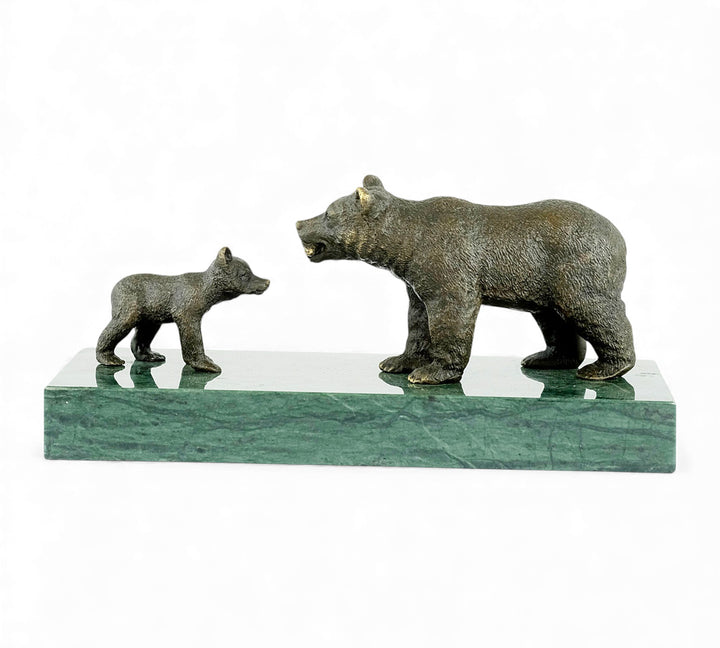 Escultura de bronce de una osa grizzly alimentando a su osezno