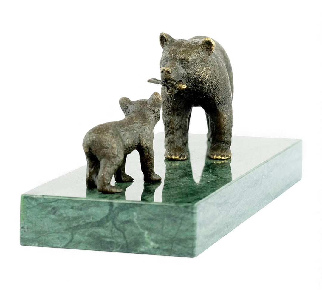Escultura de bronce de una osa grizzly alimentando a su osezno