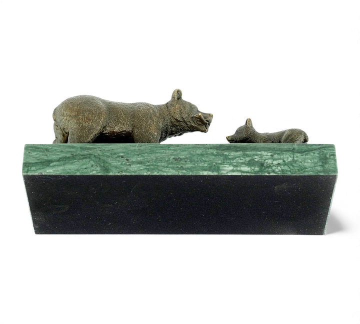 Escultura de bronce de una osa grizzly alimentando a su osezno
