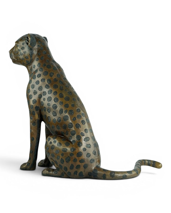 Bronzeskulptur eines sitzenden Geparden