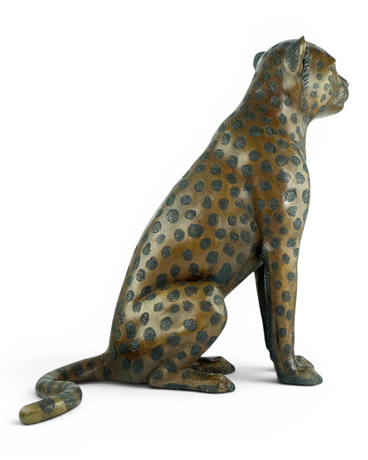 Bronzeskulptur eines sitzenden Geparden