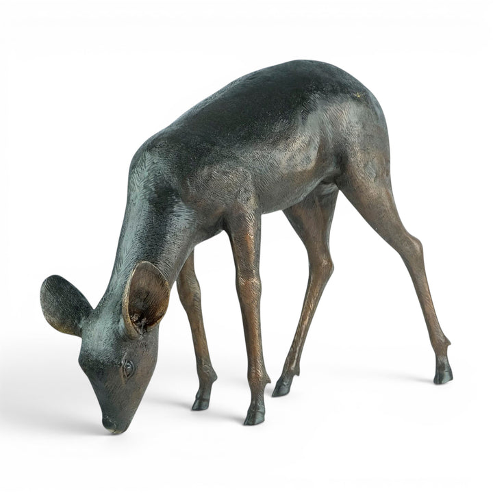 Escultura de bronce de un ciervo pastando