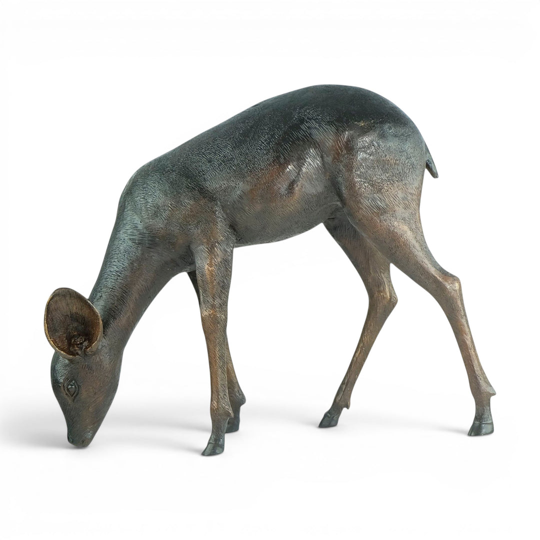 Escultura de bronce de un ciervo pastando