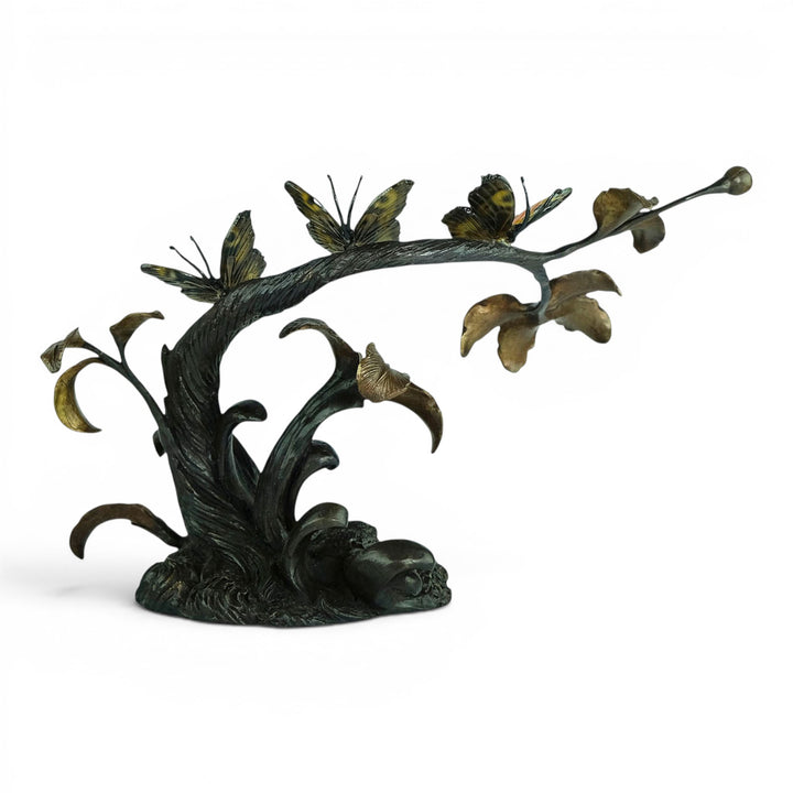 Escultura de bronce de tres mariposas en una rama