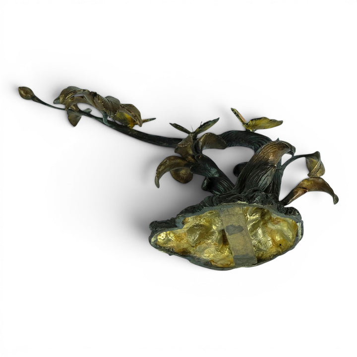 Escultura de bronce de tres mariposas en una rama