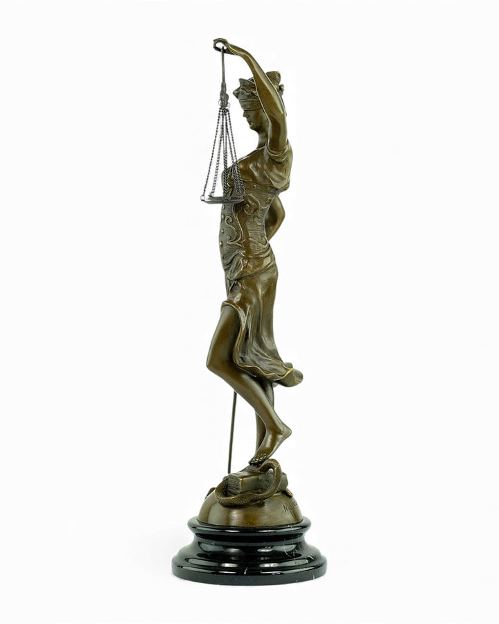 Escultura de bronce de la Dama Justicia
