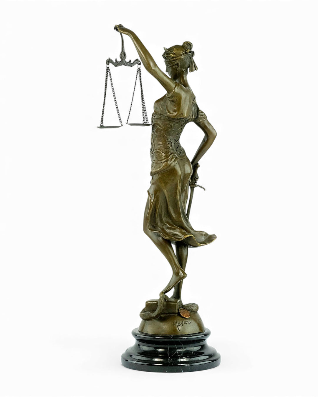 Escultura de bronce de la Dama Justicia