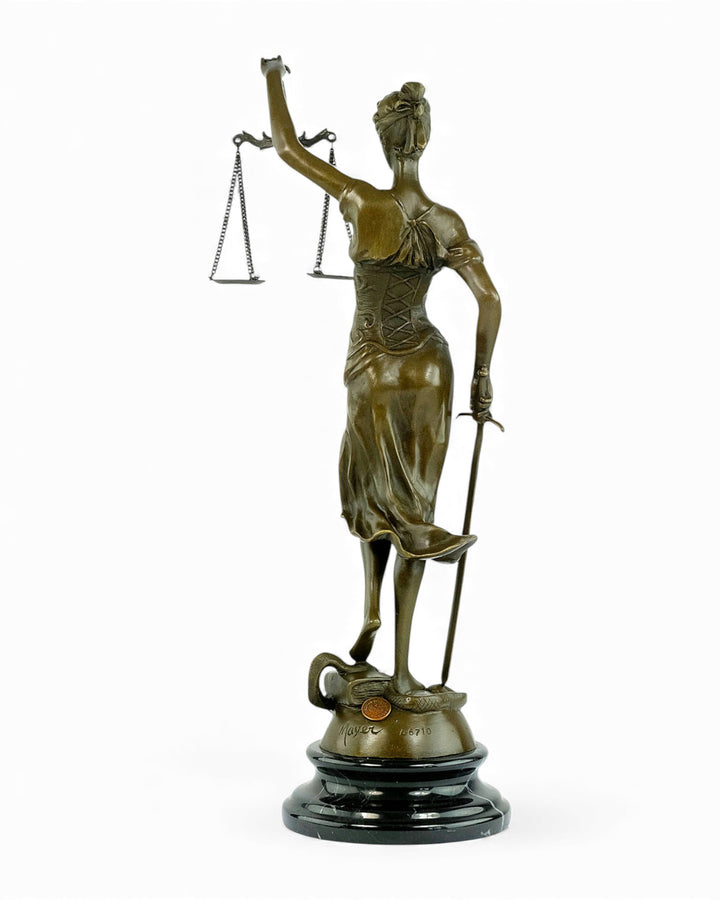 Escultura de bronce de la Dama Justicia