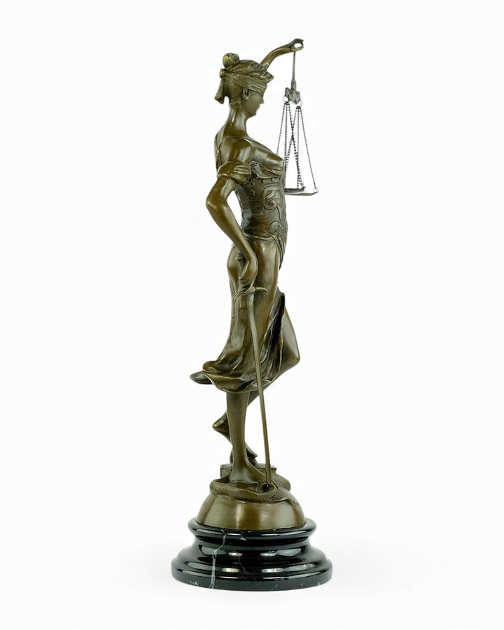 Escultura de bronce de la Dama Justicia