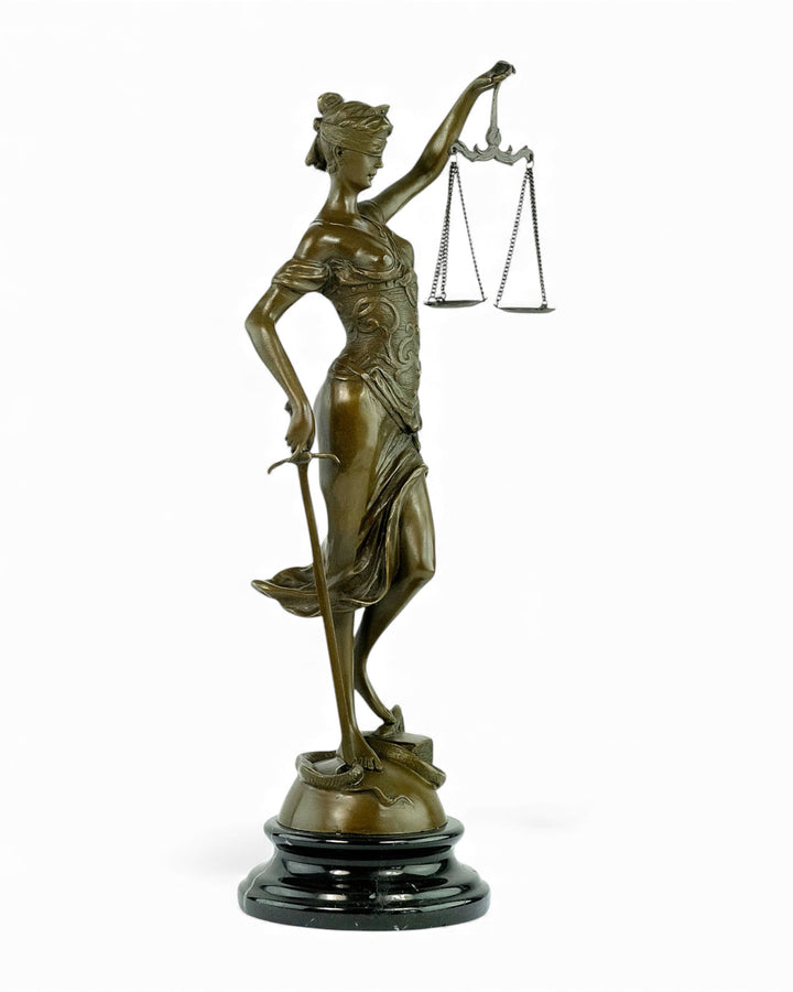 Escultura de bronce de la Dama Justicia