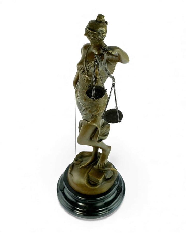 Escultura de bronce de la Dama Justicia