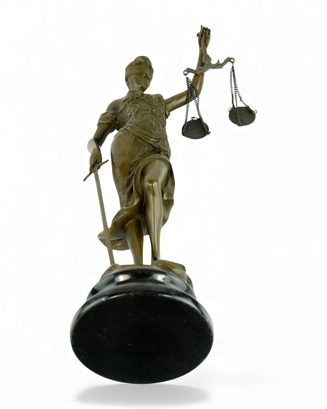 Escultura de bronce de la Dama Justicia