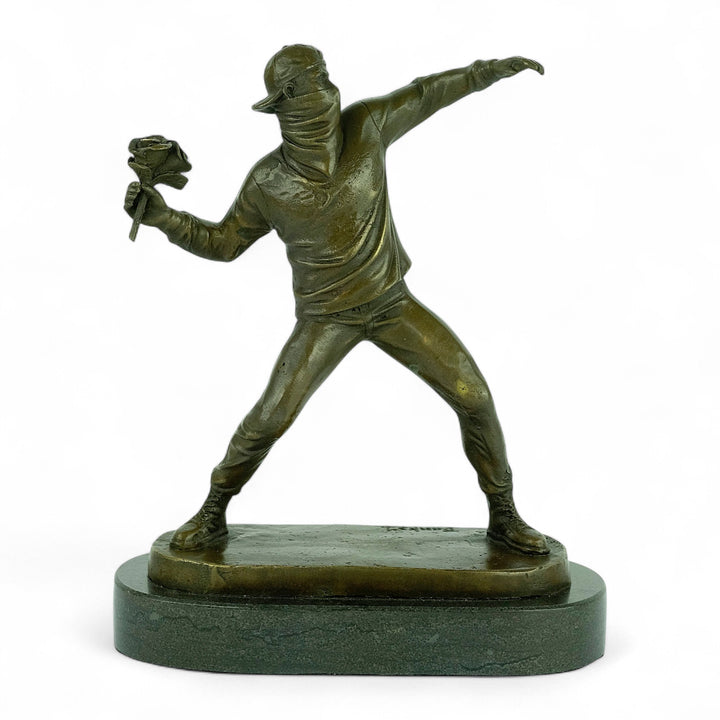 Bronzen beeld van de Bloemenwerper door Banksy