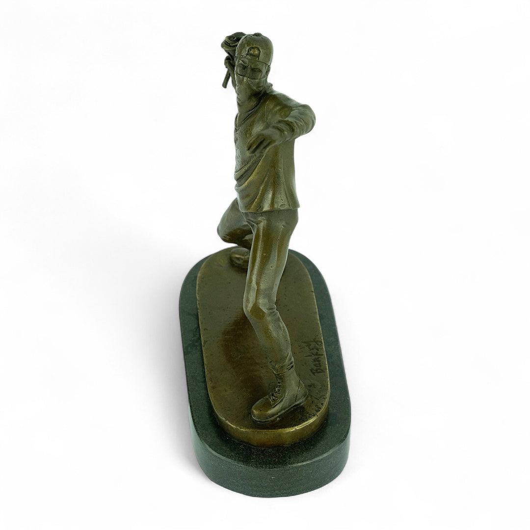 Bronzen beeld van de Bloemenwerper door Banksy