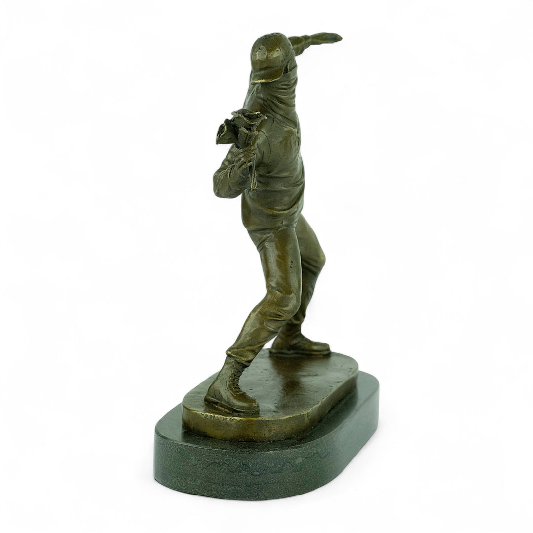 Bronzen beeld van de Bloemenwerper door Banksy