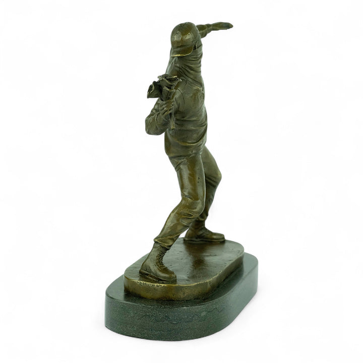 Bronzen beeld van de Bloemenwerper door Banksy