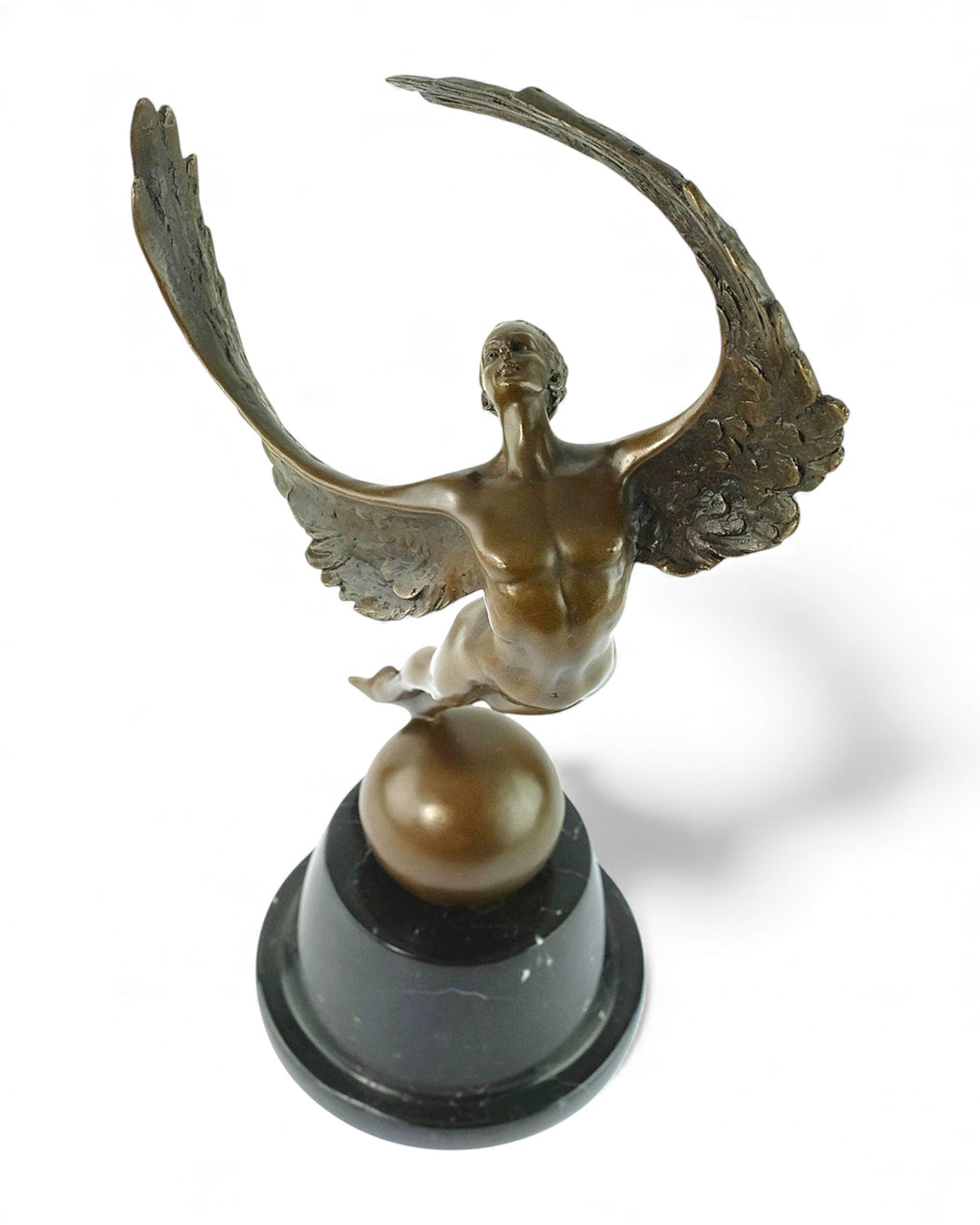 Bronzeskulptur einer geflügelten Frau in aufsteigender Bewegung