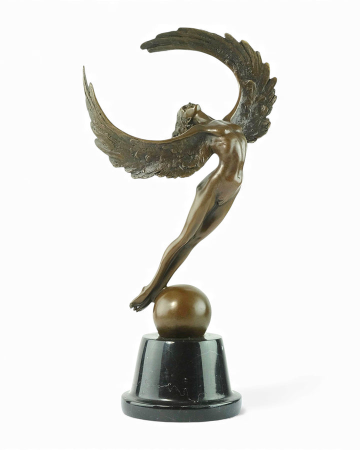 Bronzeskulptur einer geflügelten Frau in aufsteigender Bewegung