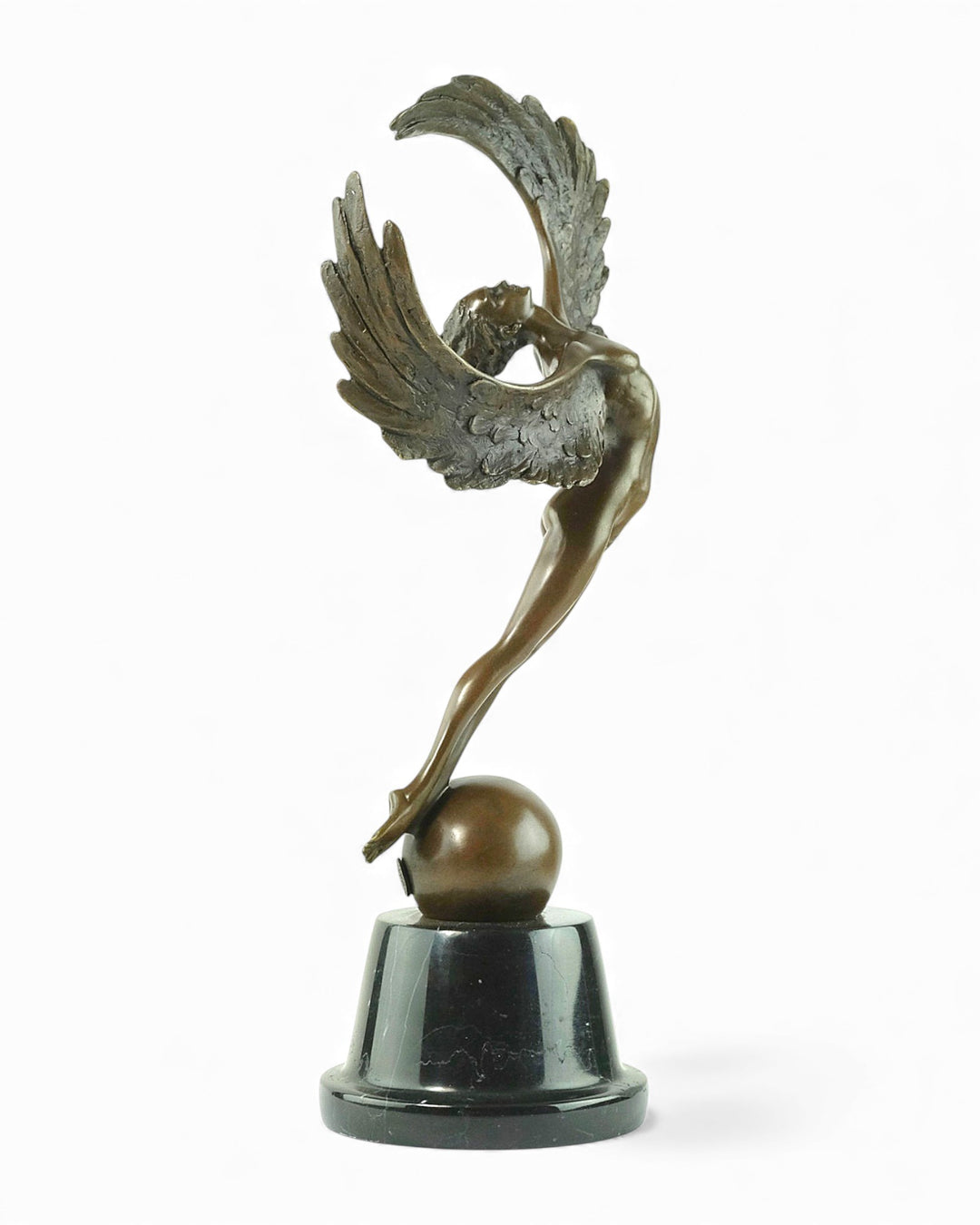 Bronzeskulptur einer geflügelten Frau in aufsteigender Bewegung