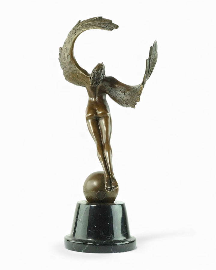 Bronzeskulptur einer geflügelten Frau in aufsteigender Bewegung