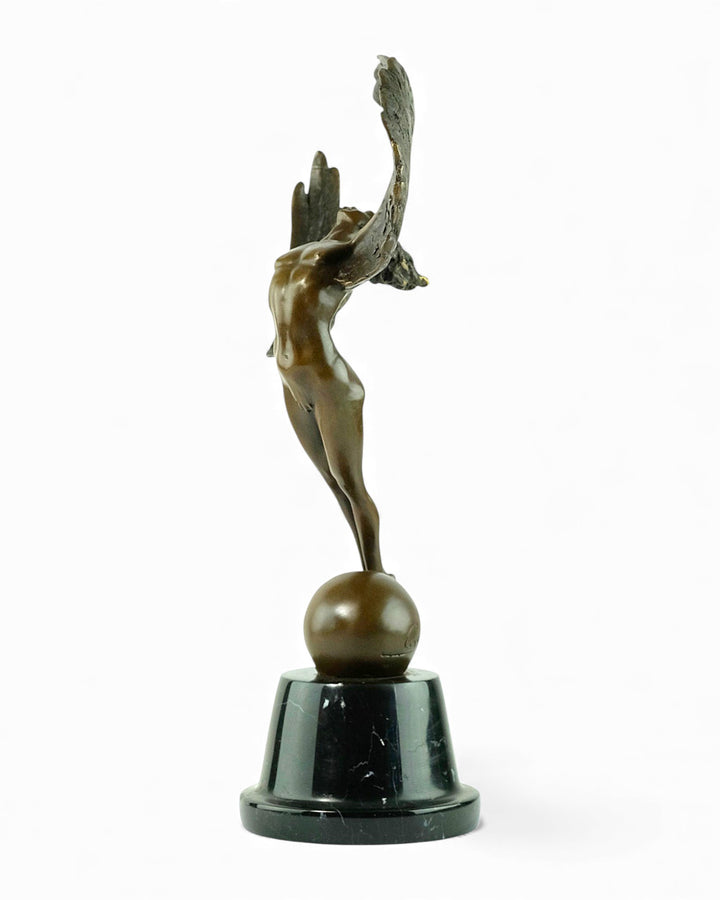 Bronzeskulptur einer geflügelten Frau in aufsteigender Bewegung