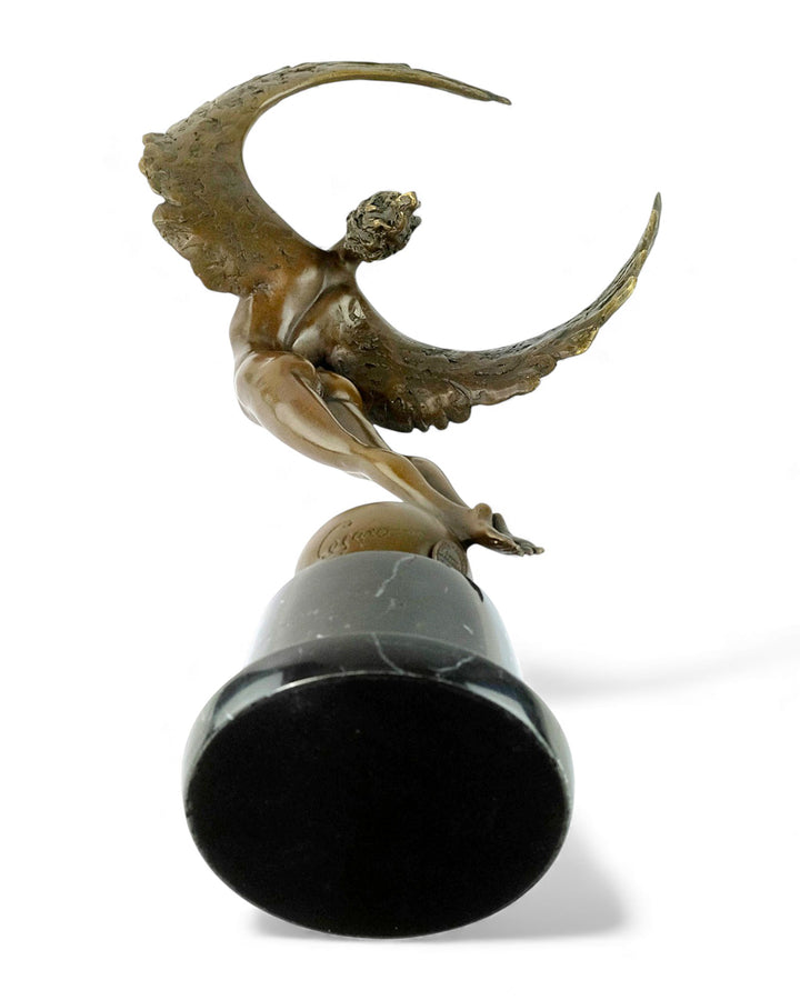 Bronzeskulptur einer geflügelten Frau in aufsteigender Bewegung