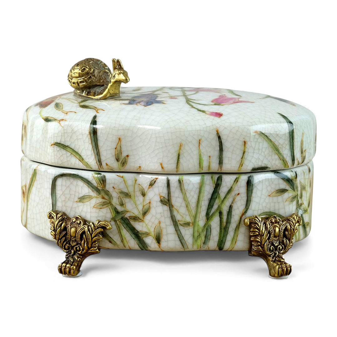 Porzellandose mit Blumendekor und einer Bronzeschnecke