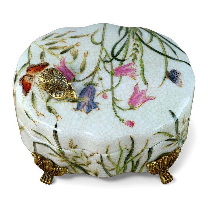 Porzellandose mit Blumendekor und einer Bronzeschnecke