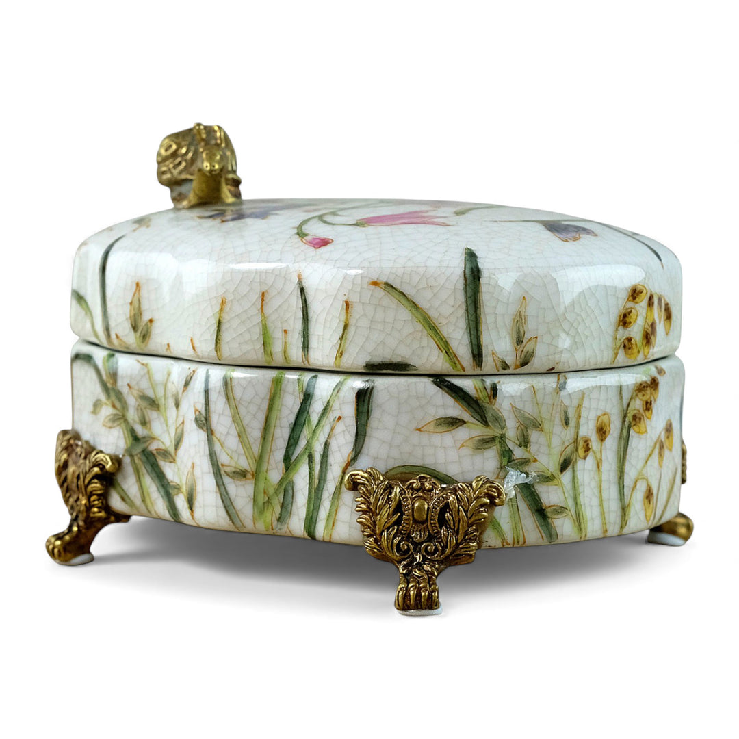 Porzellandose mit Blumendekor und einer Bronzeschnecke