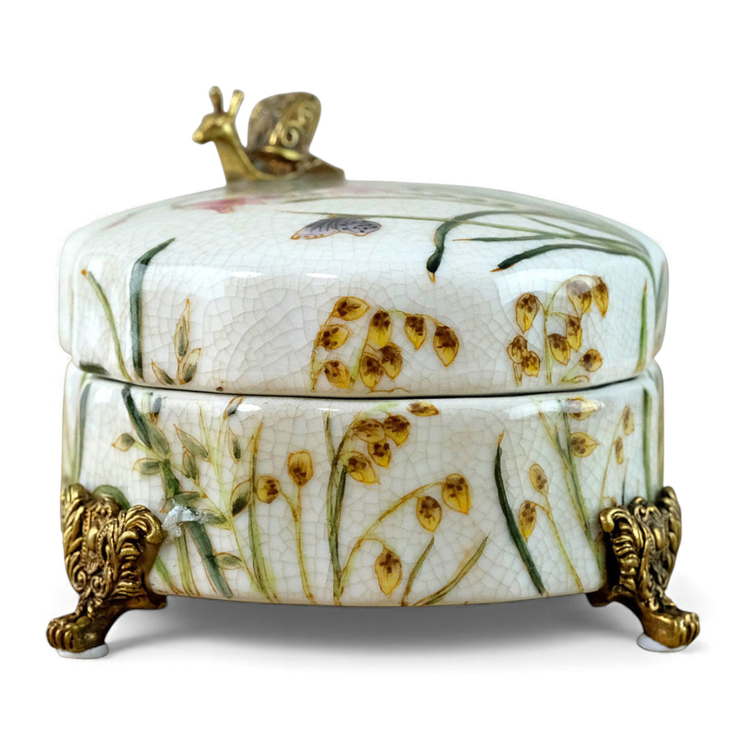 Porzellandose mit Blumendekor und einer Bronzeschnecke