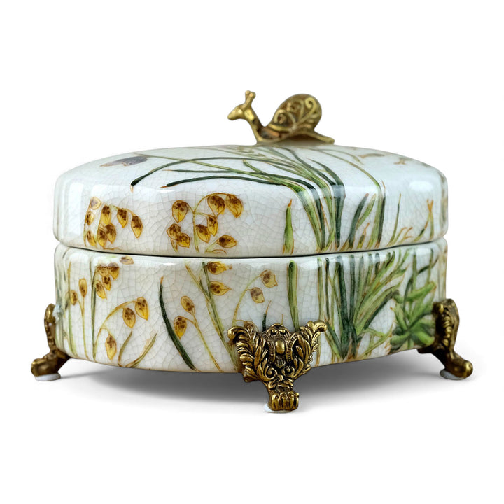 Porzellandose mit Blumendekor und einer Bronzeschnecke