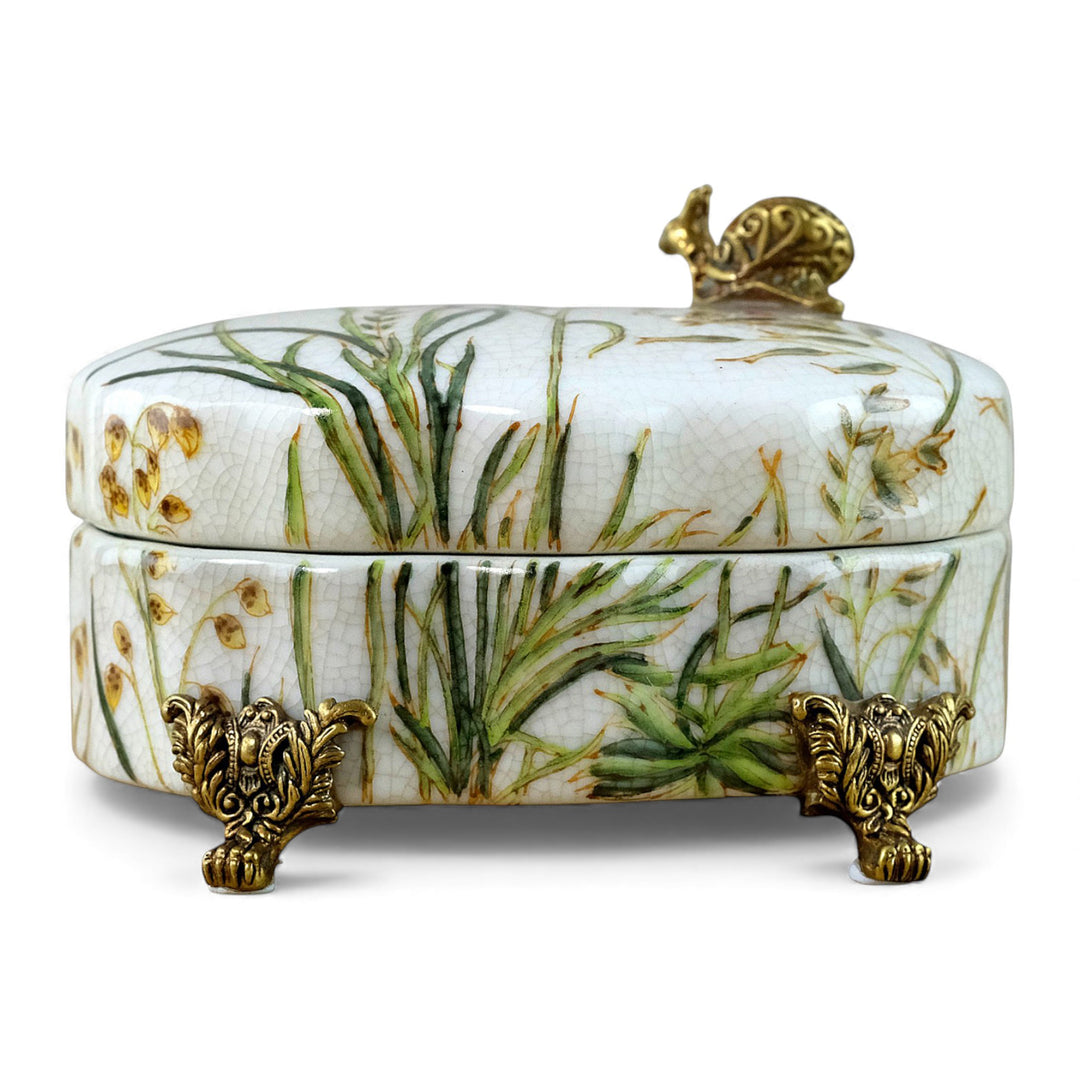 Porzellandose mit Blumendekor und einer Bronzeschnecke