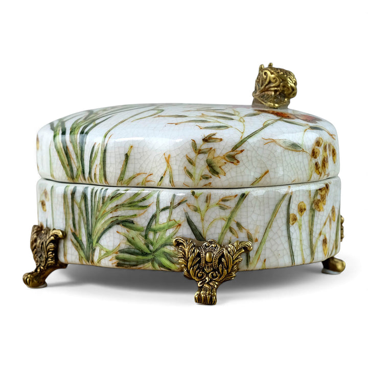 Porzellandose mit Blumendekor und einer Bronzeschnecke