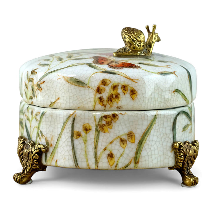 Porzellandose mit Blumendekor und einer Bronzeschnecke