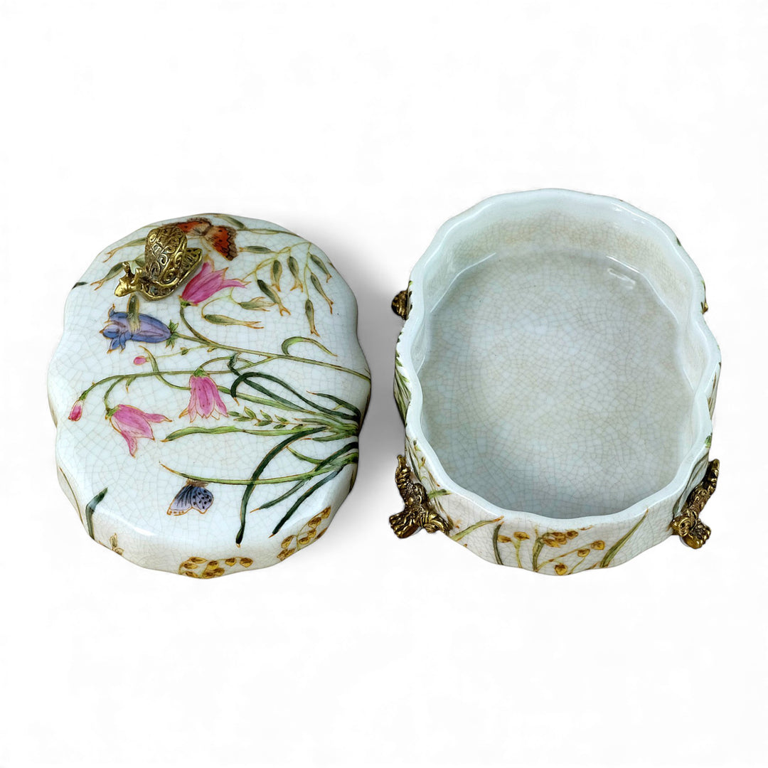 Porzellandose mit Blumendekor und einer Bronzeschnecke