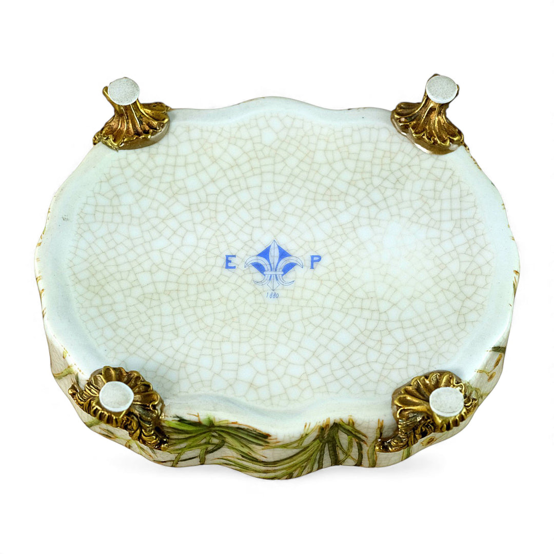 Porzellandose mit Blumendekor und einer Bronzeschnecke