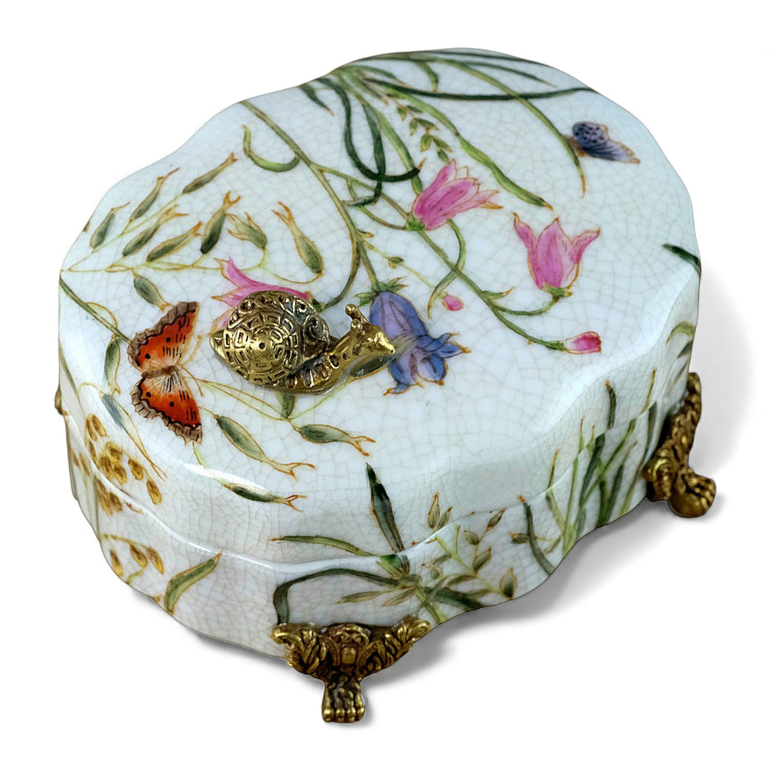 Porzellandose mit Blumendekor und einer Bronzeschnecke