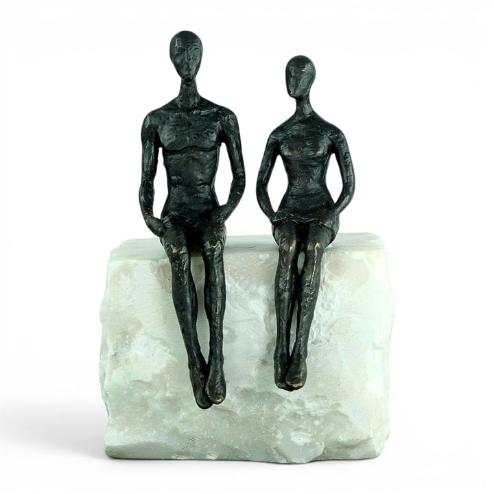 Bronzeskulptur „Just the Two of Us“ - Paar auf Natursteinsockel