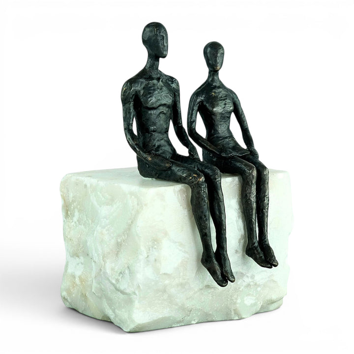 Bronzeskulptur „Just the Two of Us“ - Paar auf Natursteinsockel